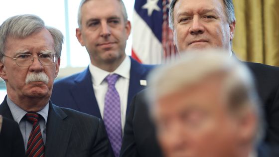 Le Conseiller national à la Sécurité John Bolton (à gauche), et le Secrétaire d’Etat Mike Pompeo (à droite) avec Donald Trump lors d’une cérémonie à la Maison Blanche le 7 février 2019. Ils sont les initiateurs de la Conférence de Varsovie. ©AFP - WIN MCNAMEE / GETTY IMAGES NORTH AMERICA / AFP