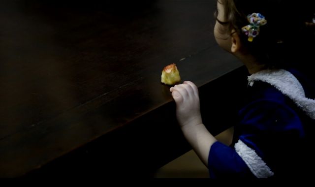 Le bébé de Mélina Boughedir, le dernier de ses quatre enfants, est la seule née en Irak. Cette enfant de deux ans n'a connu que la guerre, puis la prison, avec sa mère.