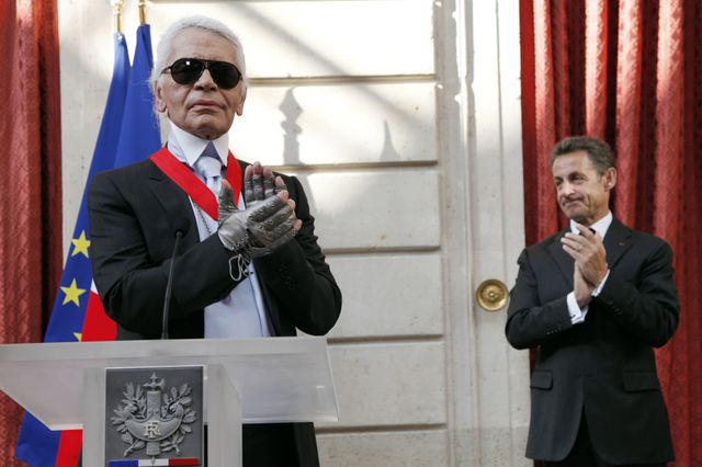 Karl Lagerfeld a reçu la Légion d’honneur des mains de Nicolas Sarkozy le 3 juin 2010