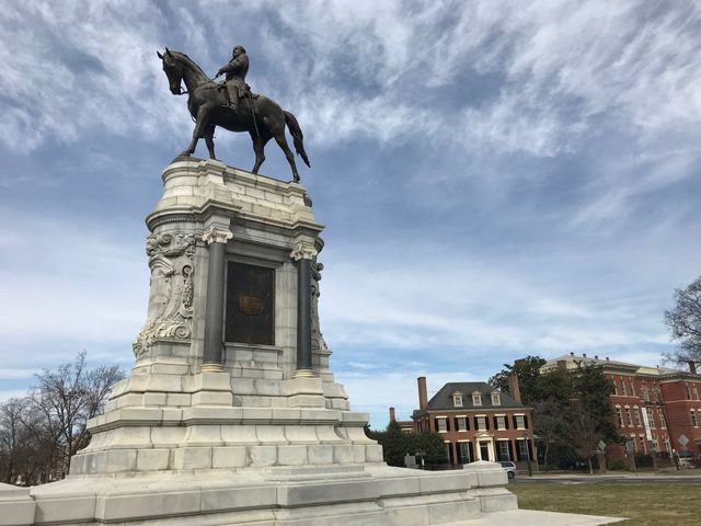 Dans le centre-ville de Richmond, statue du général confédéré Robert E. Lee.