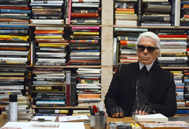 Karl Lagerfeld avait pris la pose dans une réplique de son bureau pour l'exposition en son nom à Essen, en Allemagne.
