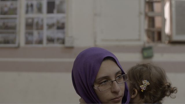 Comme durant son procès en juin 2018, Mélina Boughedir semble très proche de sa fille, la dernière de ses quatre enfants, la seule incarcérée avec elle, dans la prison de Bagdad.