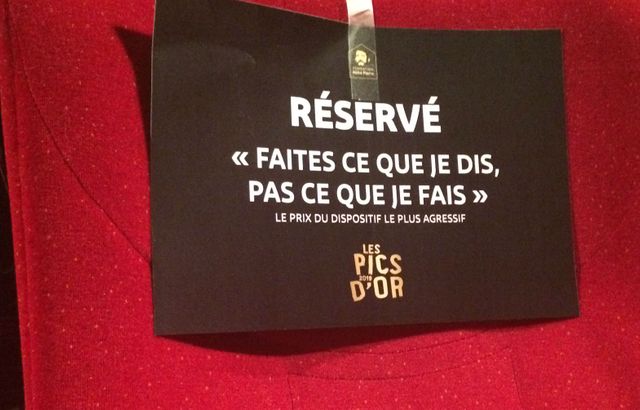 Siège vide du lauréat "Faites ce que je dis, pas ce que je fais" lors de la remise des Pics d'or.