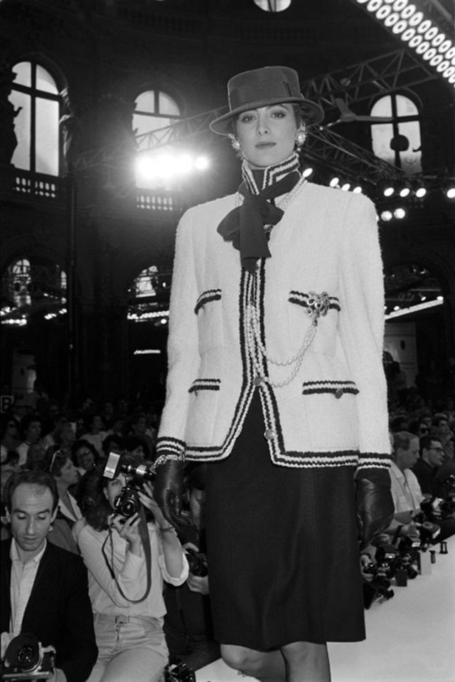 Ines de la Fressange en tailleur signé Karl Lagerfeld défile à paris pour la collection Chanel automne-hiver 1985