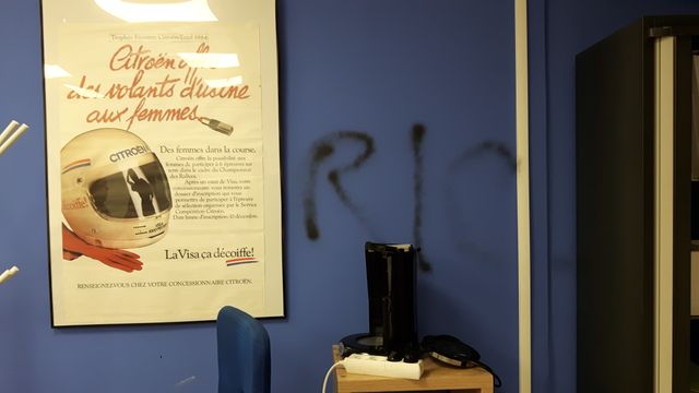 Dans la permanence du député Damien Pichereau, une inscription RIC a été taguée. 18 février 2019.