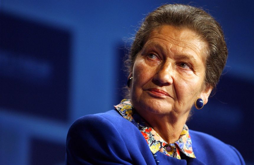 Elue présidente du Parlement européen en 1979, Simone Veil se donne pour mission de redorer son image et de renforcer ses pouvoirs.