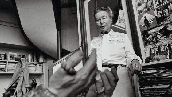 L'écrivaine Simone de Beauvoir dans son appartement parisien dans les années 1970. ©Getty - Jacques Pavlovsky/Sygma