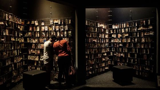 Des photos de victimes sont exposées au Mémorial du Génocide de Kigali le 29 avril 2018. ©AFP - Yasuyoshi CHIBA