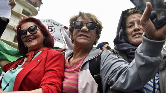 Des citoyennes manifestent dans les rues d'Alger contre une nouvelle candidature du président Bouteflika, le 8 mars dernier, journée internationale des droits des femmes. ©AFP - RYAD KRAMDI
