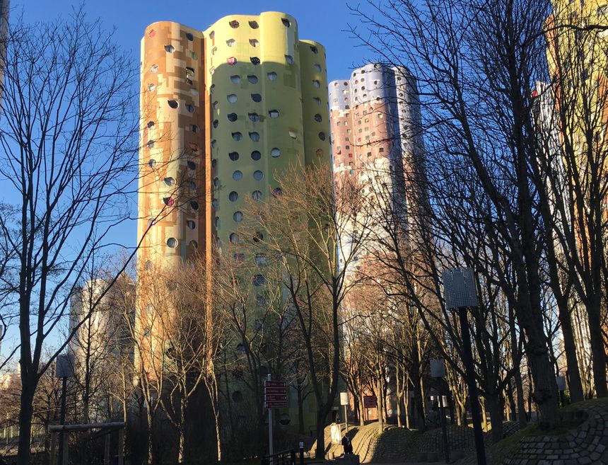 Vertes, bleus, ocres... les Tours Aillaud portent les couleurs du paysage pour s’y intégrer le plus possible. Les céramiques de couleur ont mal vieilli.