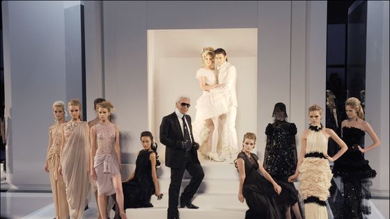 Karl Lagerfeld, lors du défilé Automne-Hiver de Chanel (07 juillet 2009, Paris) ©Getty - Alain Benainous