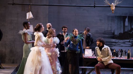 Répétitions de la Chauve-souris avec Farrah El Dibany (Prinz Orlofsky), Timothée Varon (Gabriel von Eisenstein), Danylo Matviienko (Dr Falke), Liubov Medvedeva (Adèle), Tiago Matos (Frank), Chœur Unikanti (c) Elizabeth Carecchio - © Opéra National de Paris