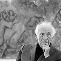Le peintre Marc Chagall, en 1976, avec dans le fond l'une de ses peintures, à Paris.
