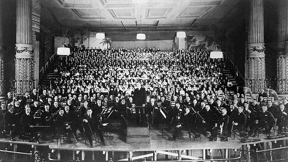 La première américaine (1916) de la Symphonie, avec 1068 musiciens et choristes
