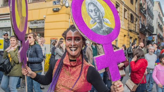 Une militante féministe et antiraciste, au carnaval multiculturel de Madrid, le 3 mars 2019 ©Getty - Alberto Sibaja/SOPA Images/LightRocket