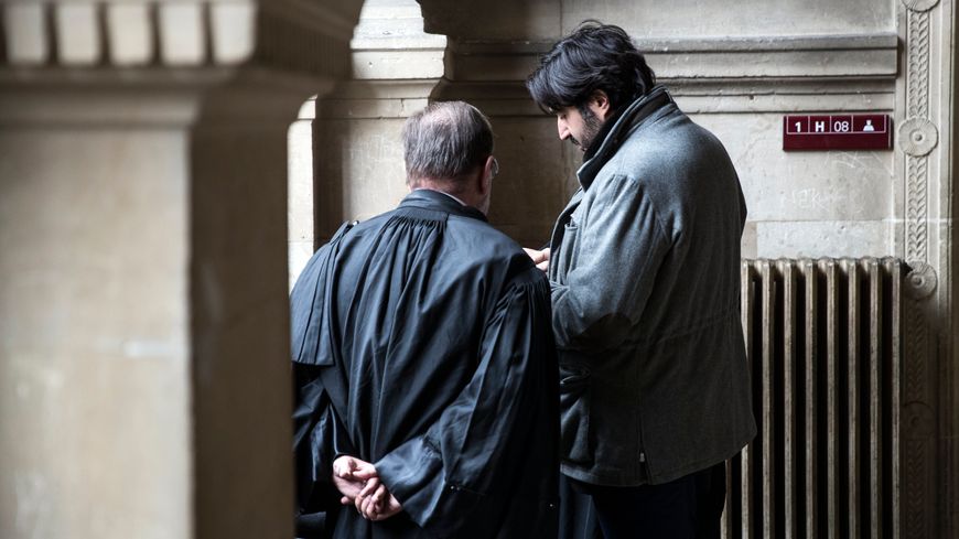 Nadav Bensoussan (à droite) et un avocat, le 2 novembre 2017, à Paris.
