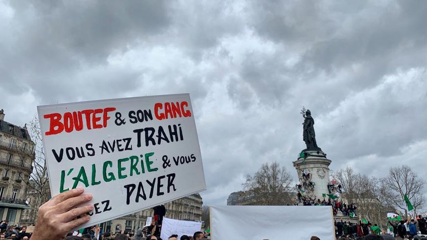 Ils étaient 6 000 à manifester dimanche place de la République, en écho aux manifestations monstre qui se déroulent en Algérie