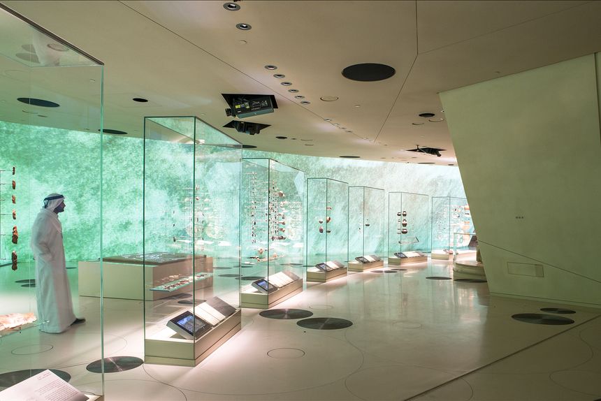 Jean Nouvel a imaginé l'intérieur d'une rose des sables, un intérieur où, en toute logique, tout est incurvé.