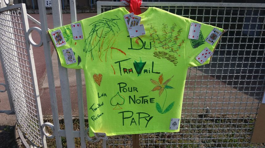 Un tee-shirt avec la mention "Du travail pour notre papy" affiché par les salariés d'Arjowiggins à Bessé-sur-Braye.