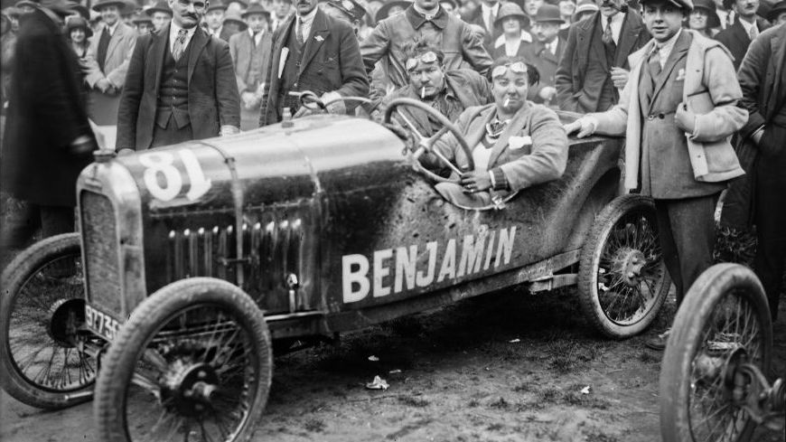 Violette Morris, au Bol d'or en 1923, sur son cyclecar Benjamin