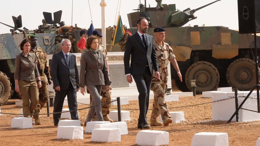 Florence Parly accompagne le Premier ministre lors d'une visite des troupes à Gao, au Mali, le 24 février dernier. Les femmes représentent à peine 8% des militaires déployés en opérations extérieures.