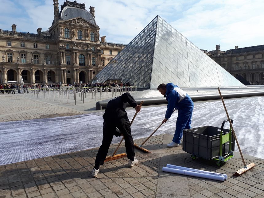 400 bénévoles se relaient pour installer l'ensemble de cette fresque au sol