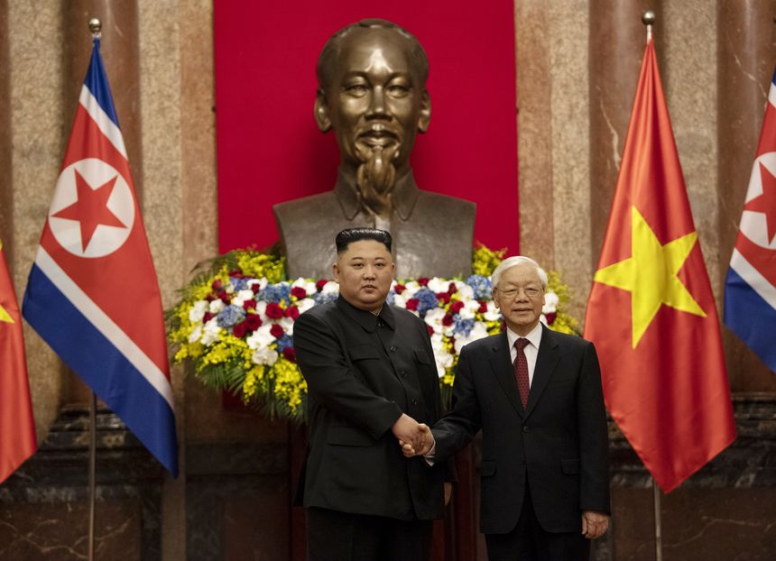 Réunions bilatérales entre la Corée du Nord et le Vietnam et réactions au Sommet DPRK-USA. Kim Jong Un, leader de la Corée du Nord, à gauche, serre la main de Nguyen Phu Trong, président du Vietnam, alors qu’il pose pour une photo au Palais président
