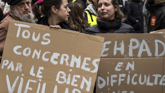 Les personnels d'Ehpad se sont mobilisés l'an dernier pour alerter sur la prise en charge des personnes âgées ©AFP - JEAN-PHILIPPE KSIAZEK