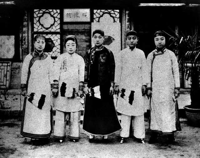 Photo non datée montrant des femmes aux pieds bandés, sous la dynastie Qing