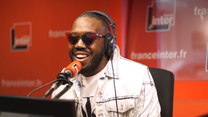Kiddy Smile chante en studio dans "Boomerang" (capture d'écran vidéo)