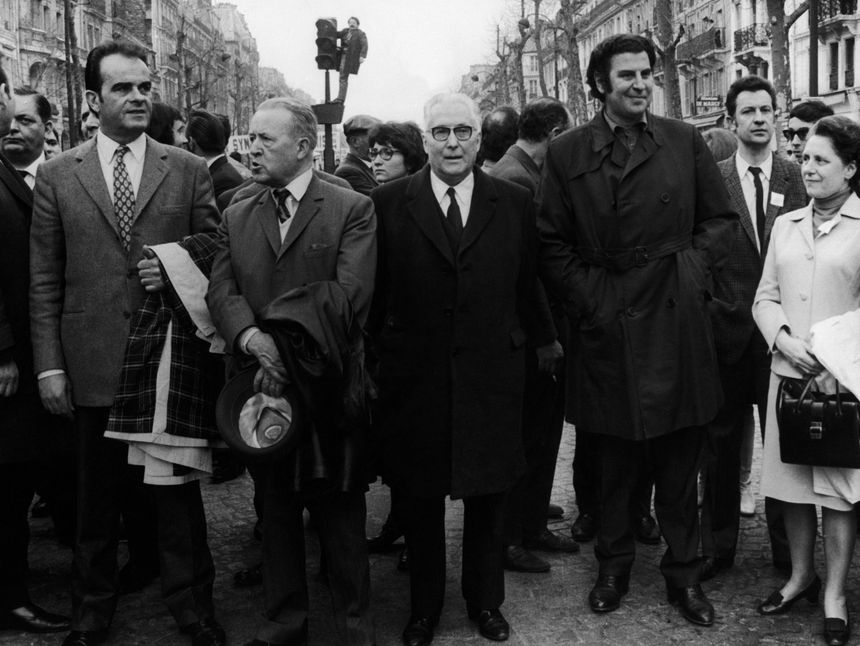 Mikis Theodorakis au défilé du 1er mai 1970, avec Georges Marchais