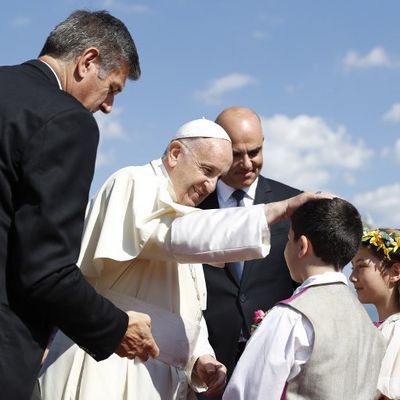Le pape Francis touche la tête d'un enfant lors d'une visite en Suisse en juin 2018.