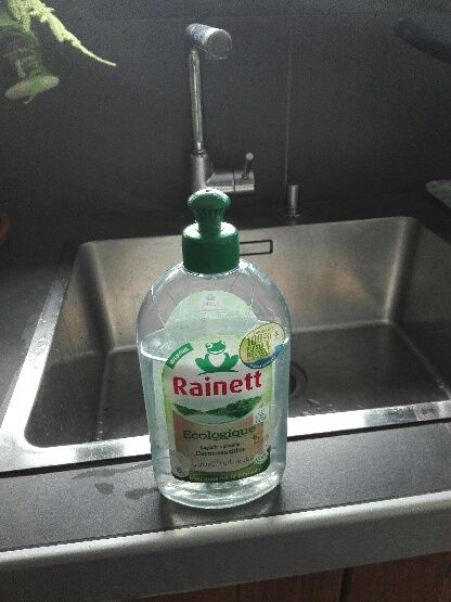 La bouteille en plastique recyclé de liquide vaisselle Rainett