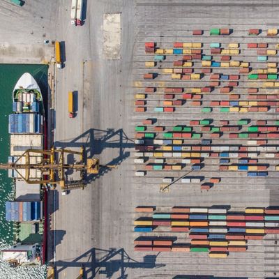 Concrètement, la politique commerciale de l'UE repose sur deux instruments majeurs : une politique douanière commune et l'élaboration de règles commerciales communes envers les Etats tiers.