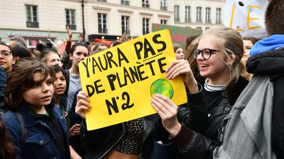 Des écoliers marchent pour le climat lors de l’événement « sauver la planète » du 15 mars 2019 à Paris. ©Getty - Frédéric Soltan / Corbis