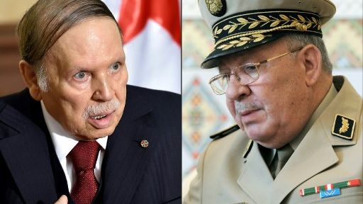 Le président Abdelaziz Bouteflika (à droite), pris en photo en 2016 et le chef d'état-major de l'armée algérienne Ahmed Gaïd Salah (à gauche), photographié en 2014 ©AFP - Eric FEFERBERG, Farouk Batiche / AFP