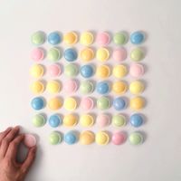 Un homme classant des bonbons de différentes couleurs
