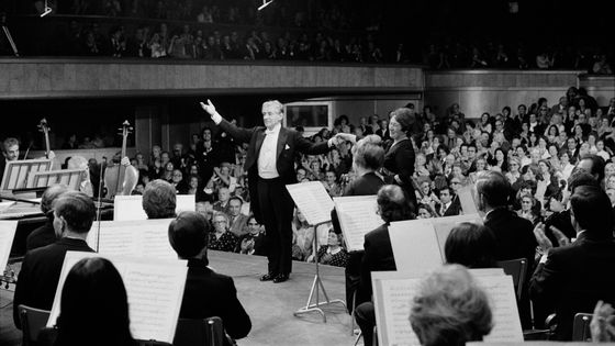 Leonard Bernstein en concert au Théâtre des Champs-Elysées à Paris en 1975 ©Getty - Francois LOCHON / Gamma-Rapho