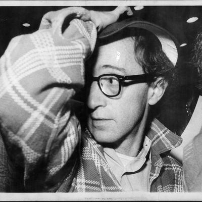 Woody Allen à la sortie du Coronet Theater à New York, le 18 septembre 1977.