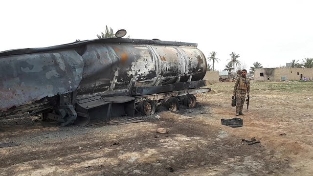 A Baghouz, les frappes de la coalition ont visé les dépôts de munition, les véhicules où les bâtiments où se regroupaient les djihadistes. Elles n’ont pas visé ce camp informel en raison de la présence de civils, mais les bombardements assourdissants