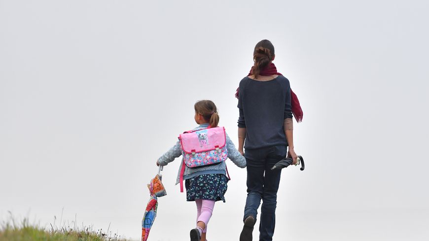Photo d'illustration d'une mère marchant avec sa fille à Vertou