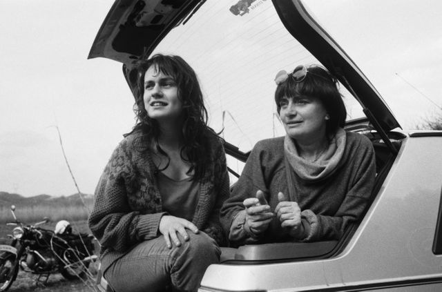 Agnès Varda sur le tournage de Sans toit ni loi, avec son actrice principale, Sandrine Bonnaire, en janvier 1985.