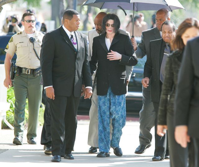Michael Jackson vers la fin de son procès, arrivant au tribunal en pijamas