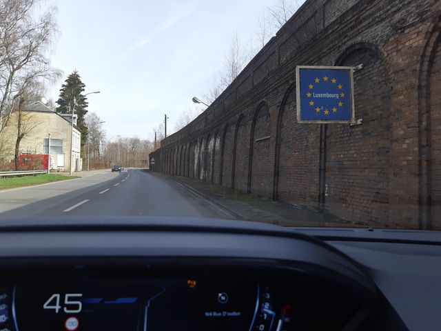 Passage de la frontière franco-luxembourgeoise, entre Audin-le-Tiche et Esch-sur-Alzette
