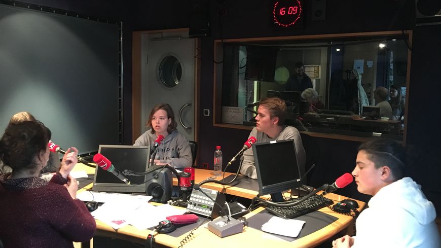 Léa, Loïcia et Hugo reporter radio aux côtés du Lauréat