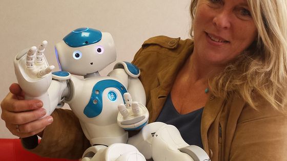 Laurence Devillers et le robot Nao