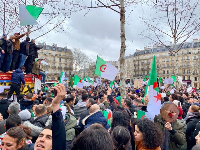 Place de la République les manifestants scandaient "Dégage, dégage" et "Pouvoir assassin". Dans une foule on lisait des pancartes "Non au mandat de la honte" ou "Le peuple veut changer de régime".