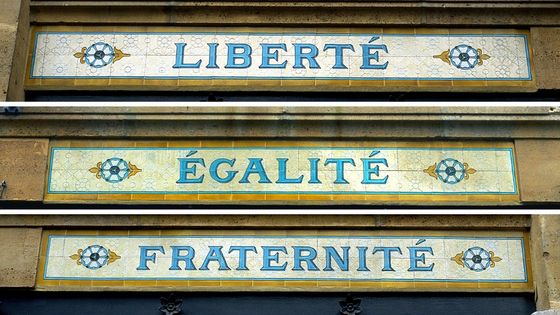 Places de la République avec des policiers d'Auxerre, au CHU d'Amiens et à la mairie du 6/8 de Marseille. ©Maxppp - Isabelle Rozenbaum