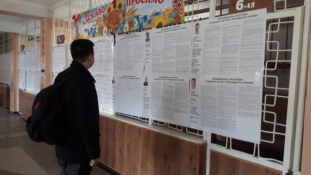 A l'école n° 3 de Konstantinovka, transformée en bureau de vote, la loi oblige d'afficher les 39 programmes des 39 candidats