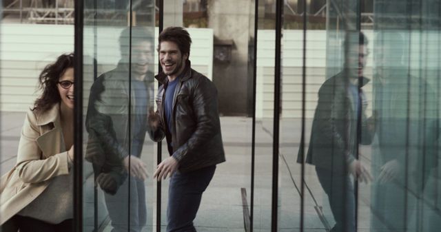 Jeux de miroirs et de faux-semblants entre Juliette Binoche et François Civil dans le film "Celle que vous croyez"